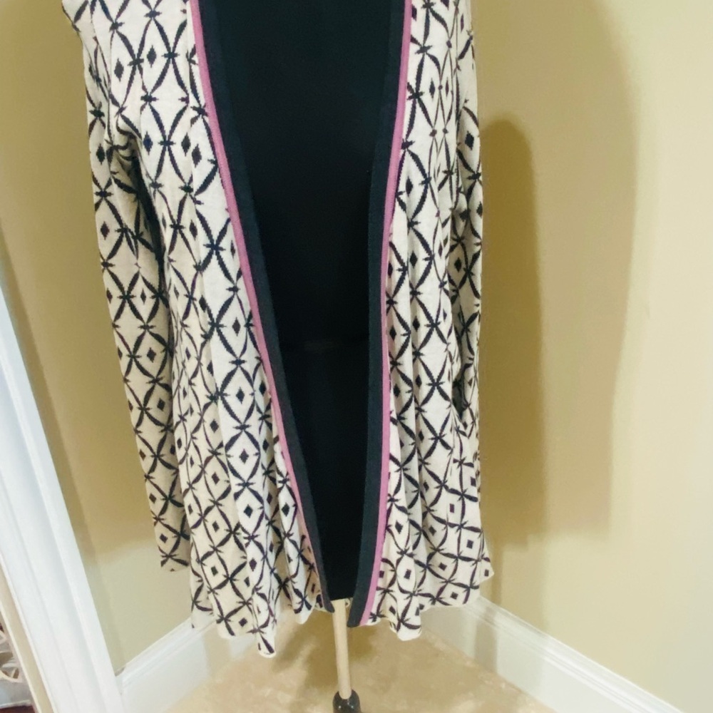 Geometric Patterned Cardigan - Picture 2 of 7